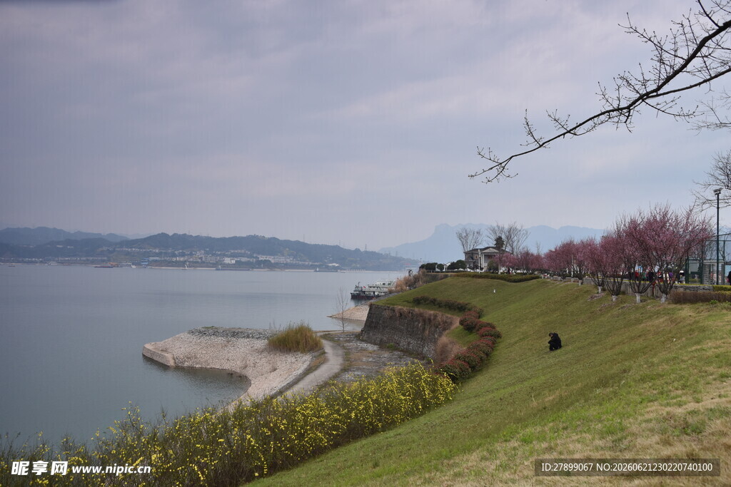 湖畔春日美景