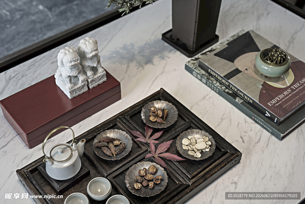 中式古典茶具与摆件展示