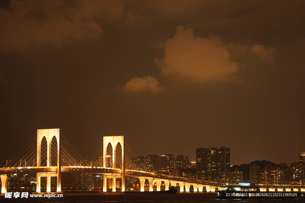 夜幕下的璀璨桥梁