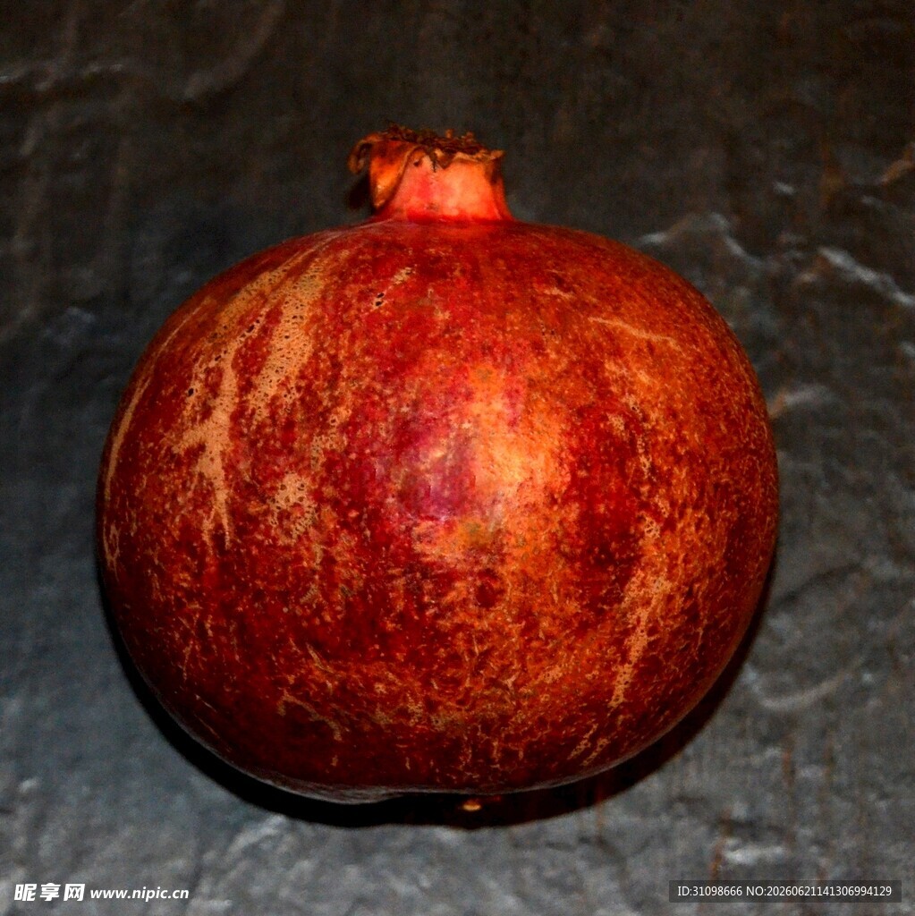 鲜红饱满的单个石榴果实