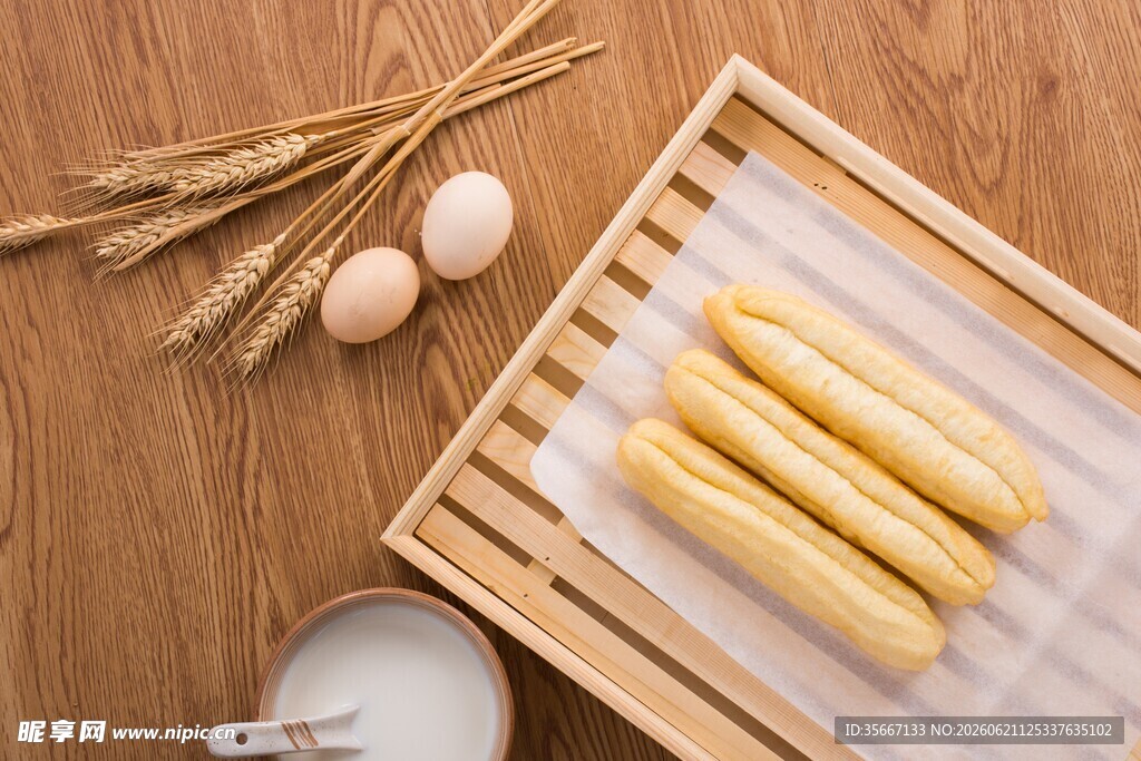木制托盘上的油条与鸡蛋