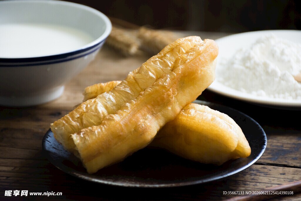 金黄油条摆于盘