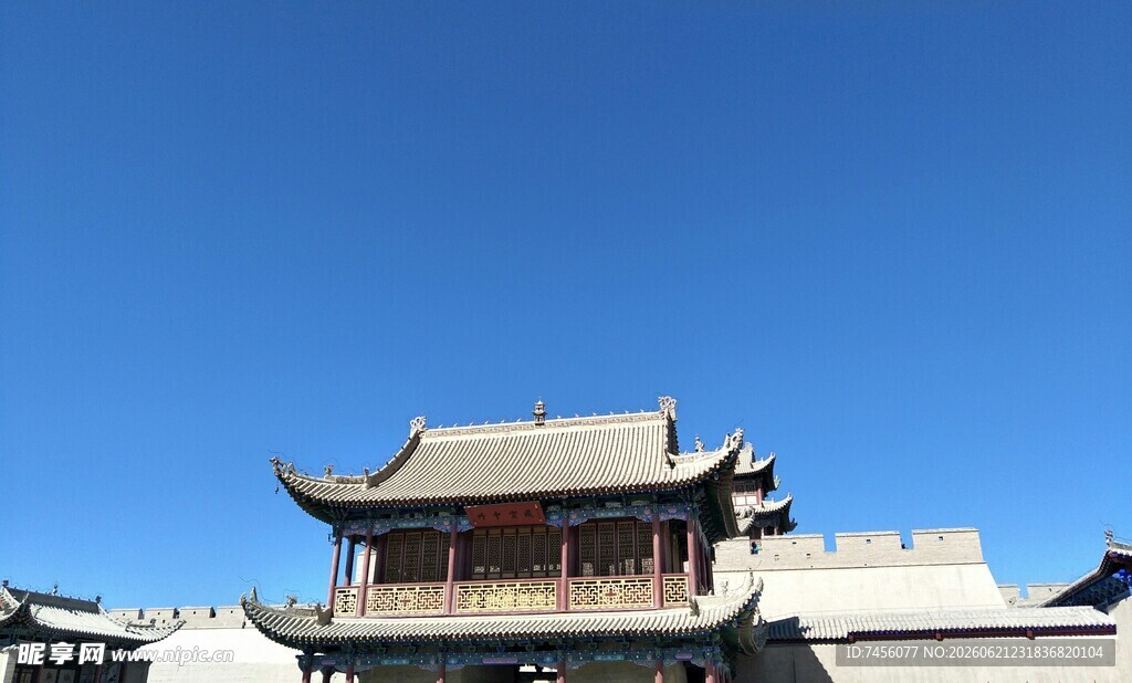 嘉峪关中式古建筑蓝天映衬之美