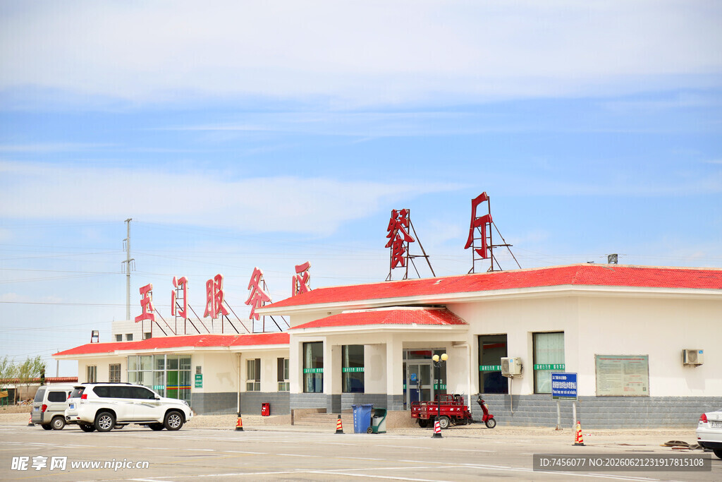 嘉峪关火车站外观旅客往来