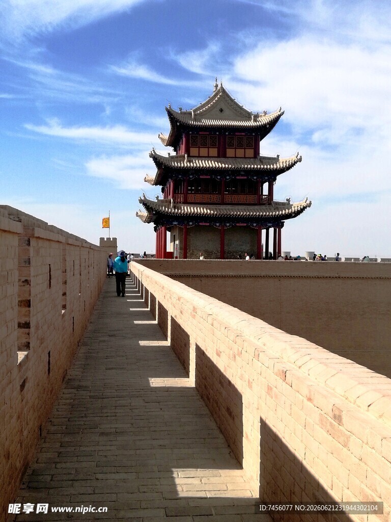 嘉峪关古城墙上的巍峨楼阁