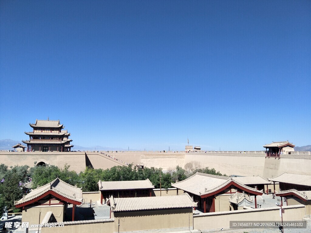 嘉峪关沙漠中的古老建筑群