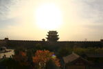 嘉峪关夕阳下的古城塔楼景观