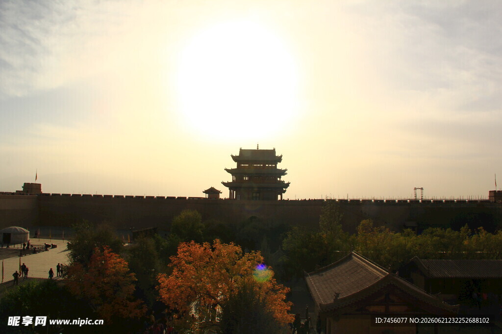 嘉峪关夕阳下的古城塔楼景观