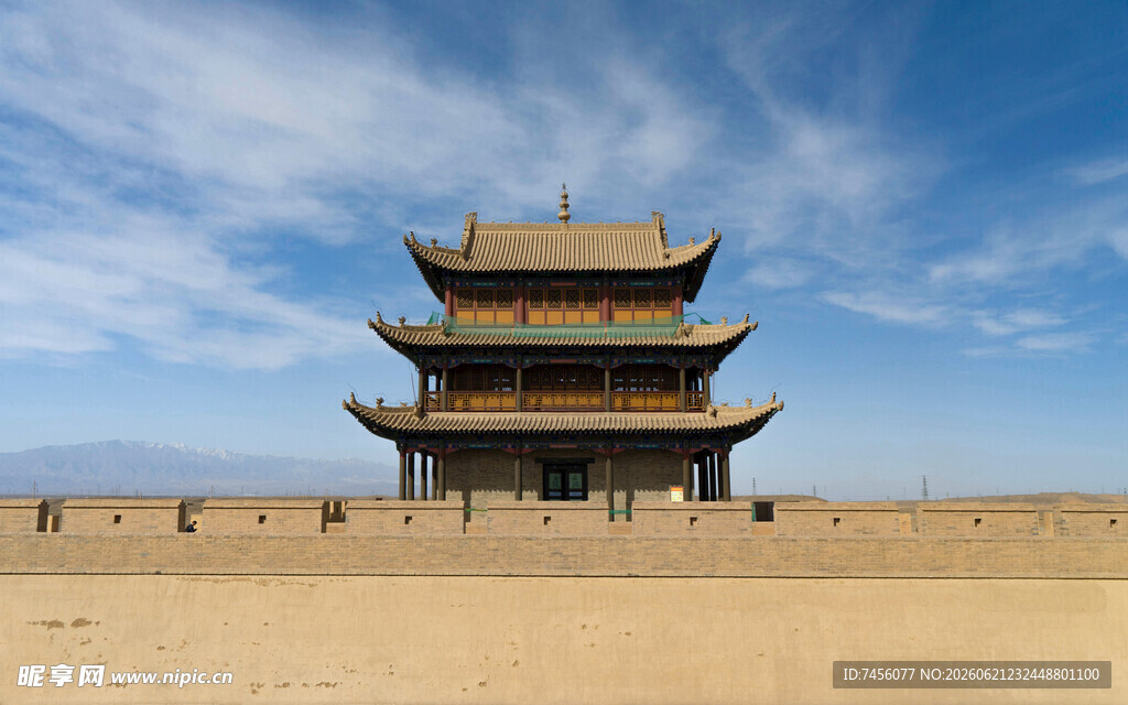 嘉峪关沙漠中的古建筑城楼