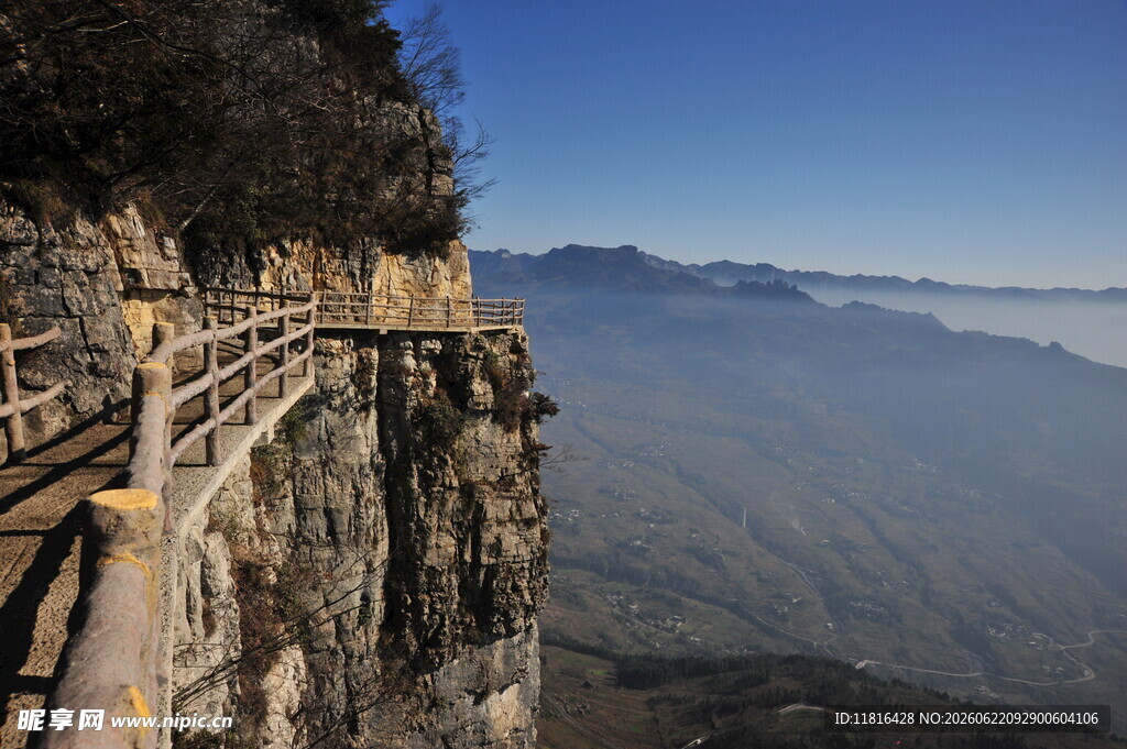 悬崖栈道览壮丽山川美景