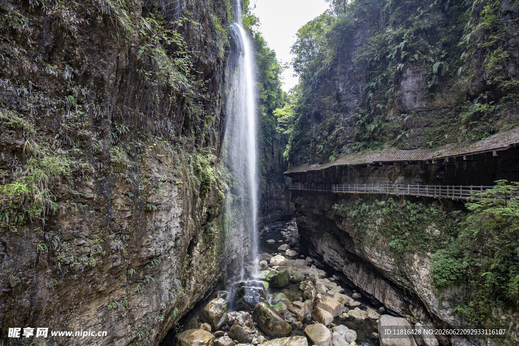 山间壮丽瀑布及周边景致