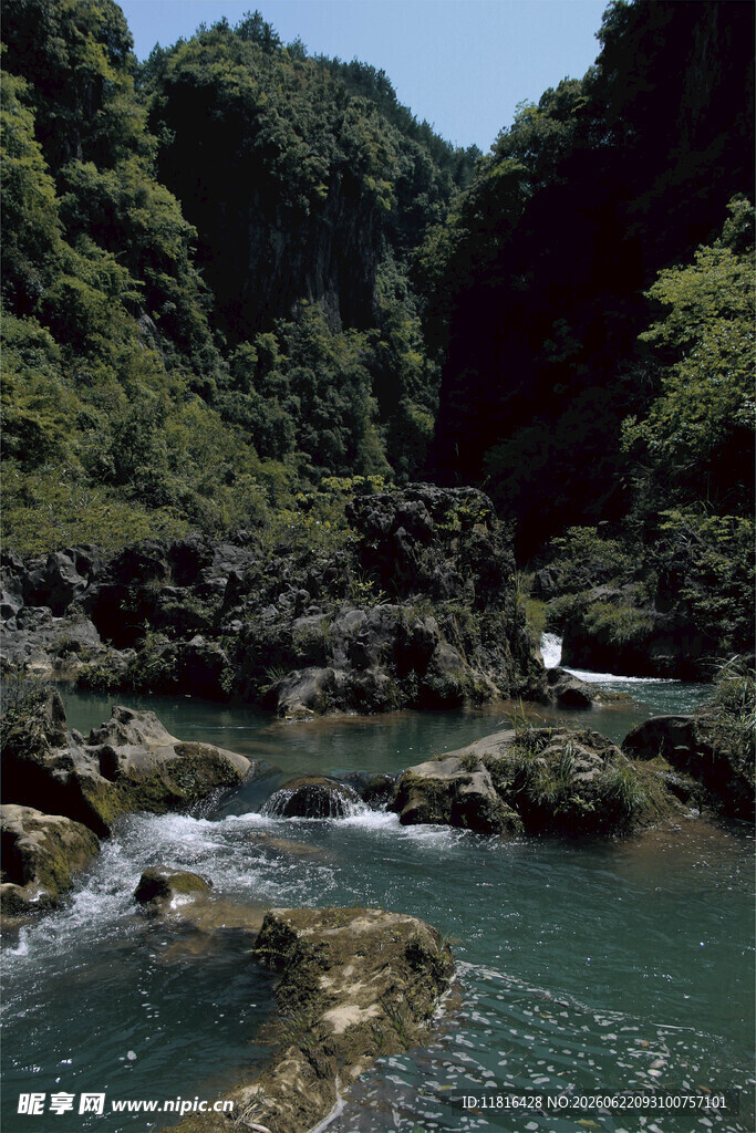 山间溪流自然清幽之景