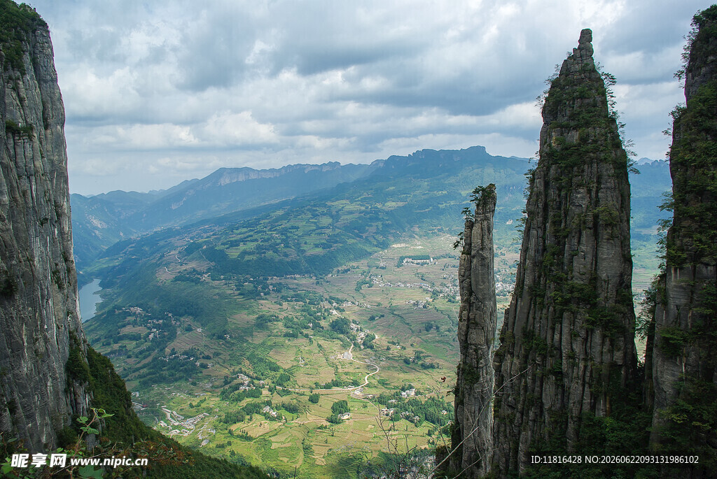 壮丽奇峰下的广袤山川