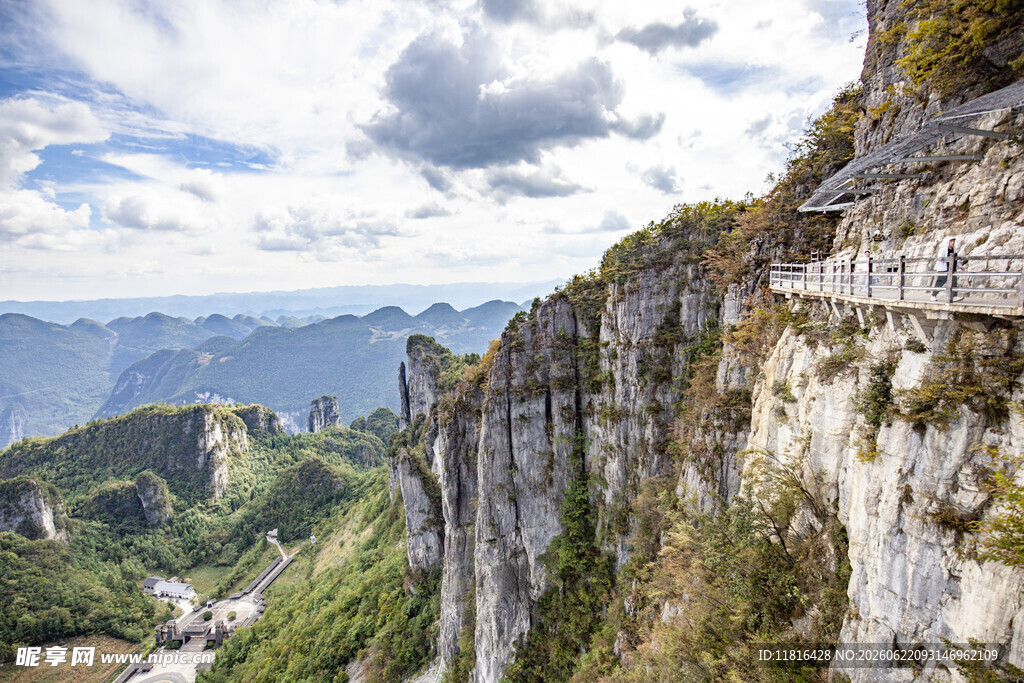 悬崖峭壁上的壮美山景