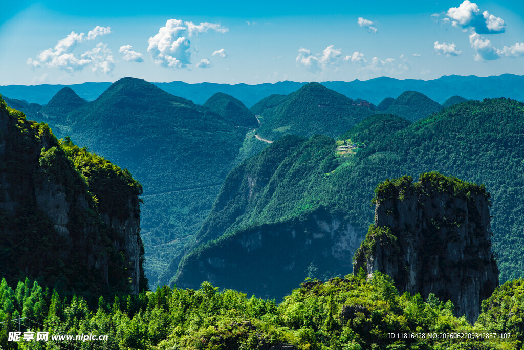 壮丽山峦景观