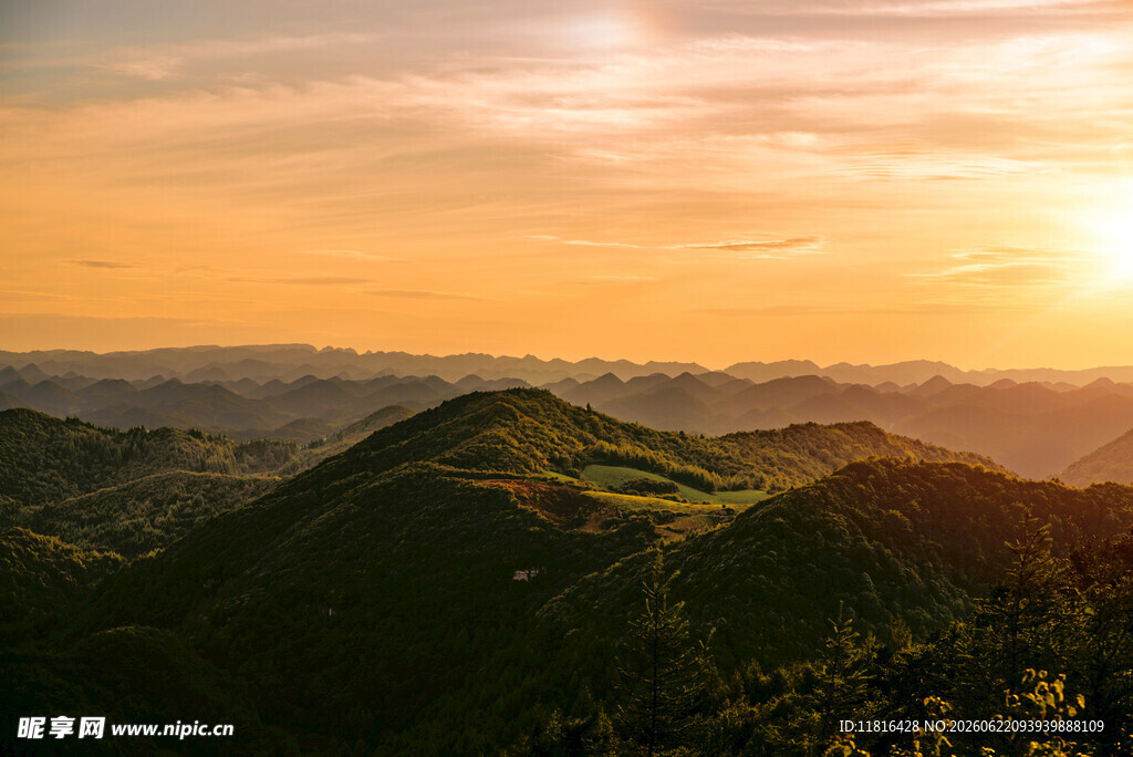 日落时分的山峦美景