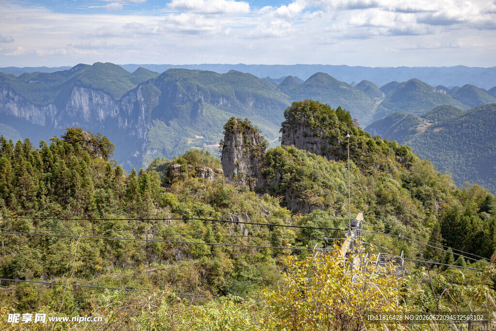 山峦叠翠间的秀丽自然景观