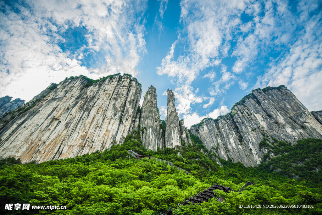 壮丽险峻奇峰与葱郁植被