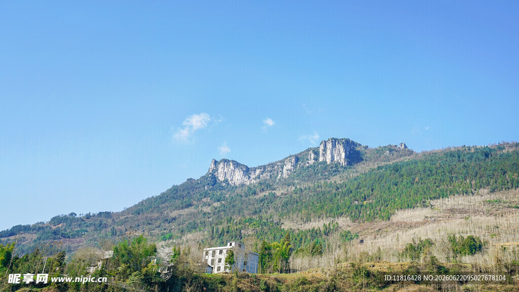 壮丽山景与建筑相依