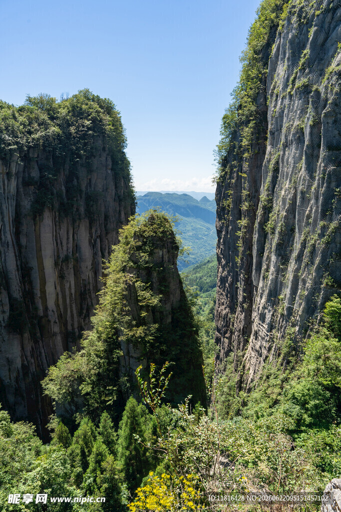 壮丽奇峰与葱郁植被景观