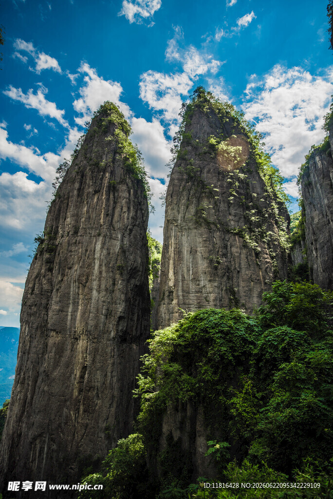 奇峰耸立的壮丽山景