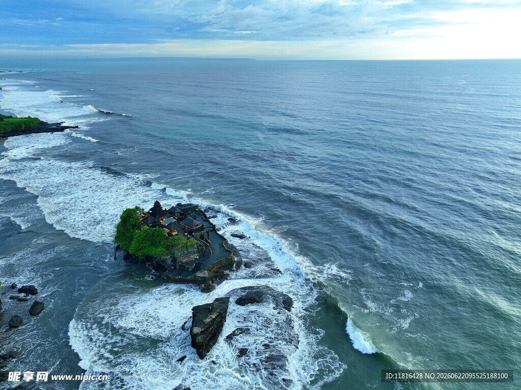 俯瞰海岸边的海浪与礁石