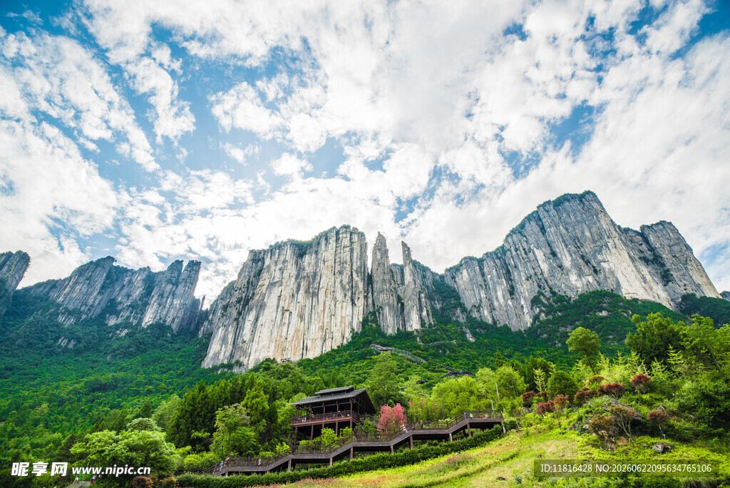 山间美景绿野与巍峨山峦