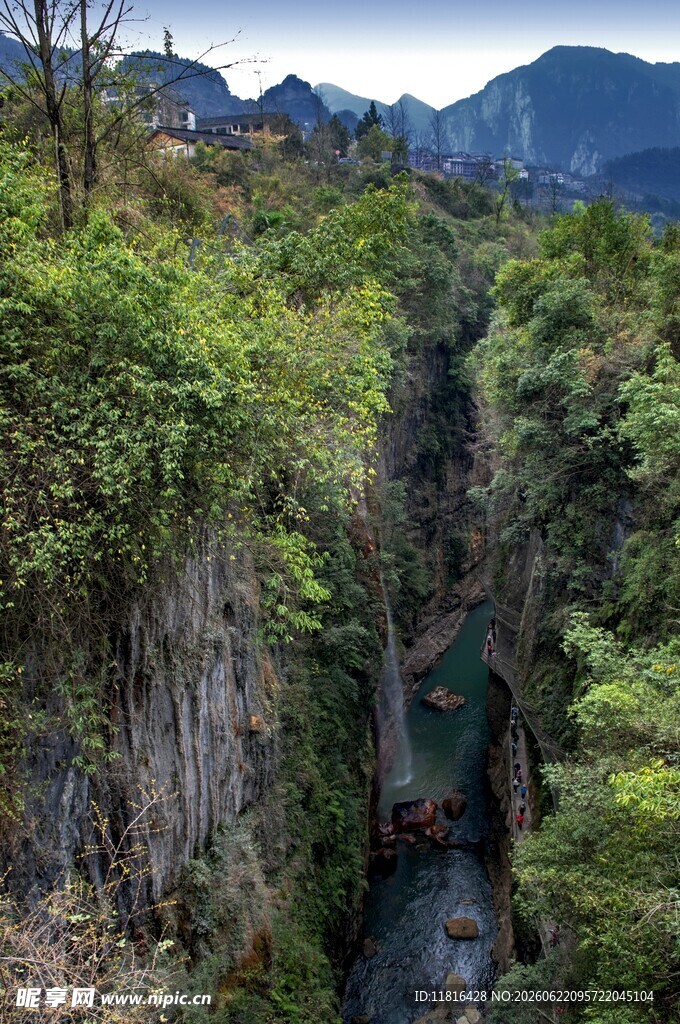 山间峡谷绿意盎然景观