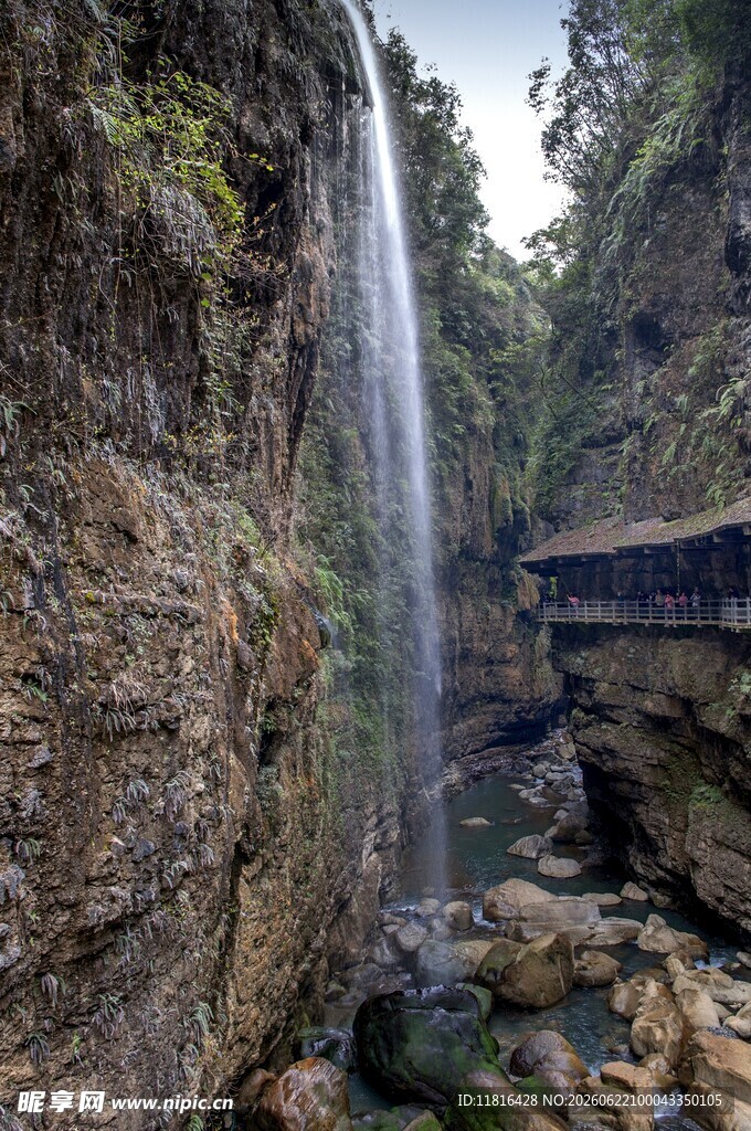 山间瀑布美景