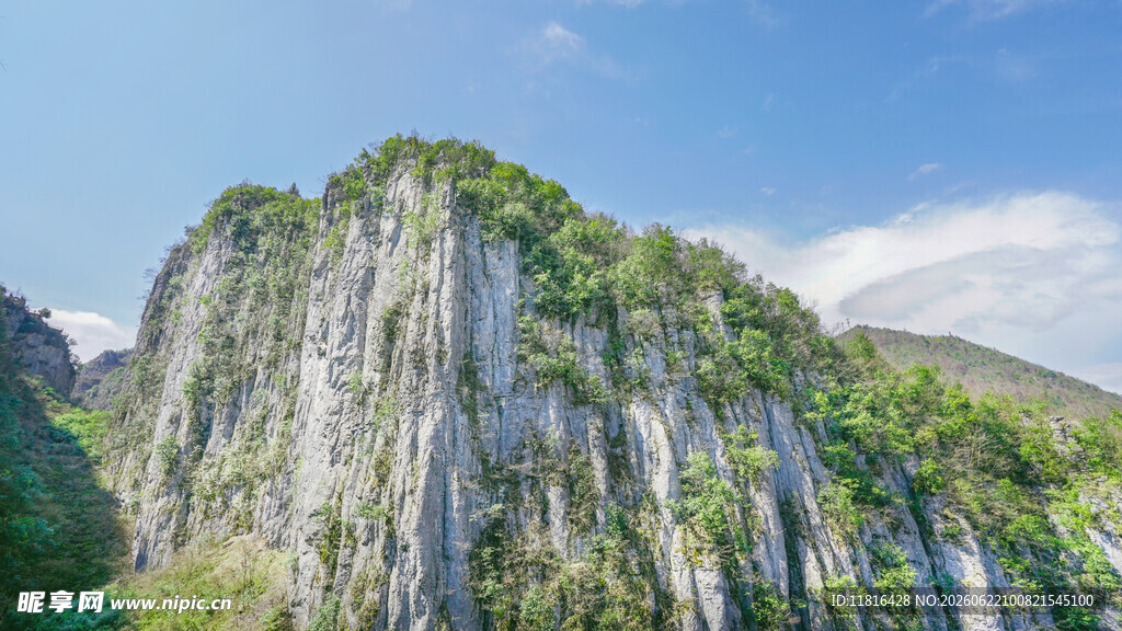 陡峭山壁绿意点缀