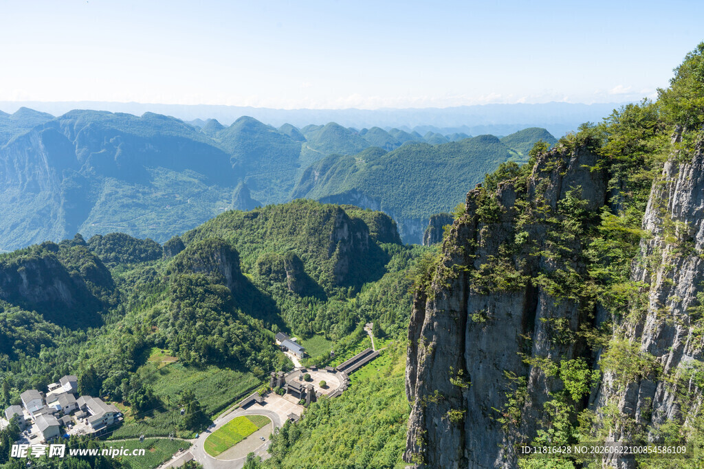 壮丽山景俯瞰翠绿山谷