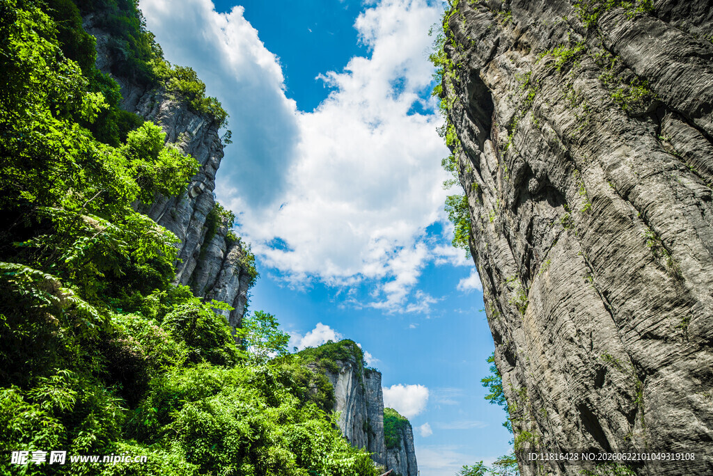 峻岭峭壁间的葱郁景致