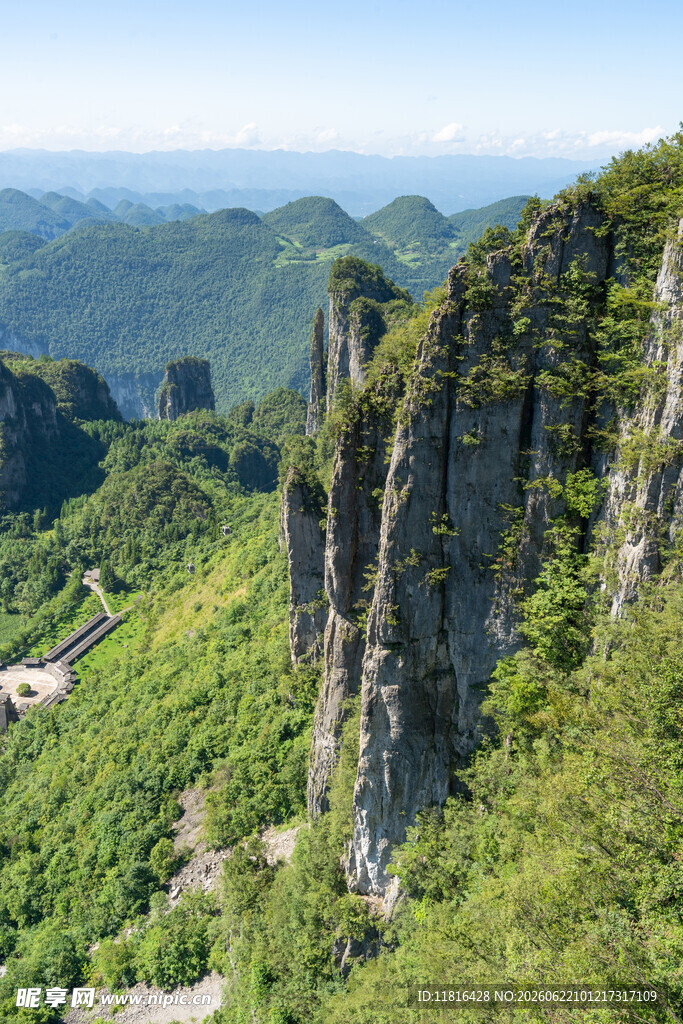 壮丽山景峭壁绿植相映成趣