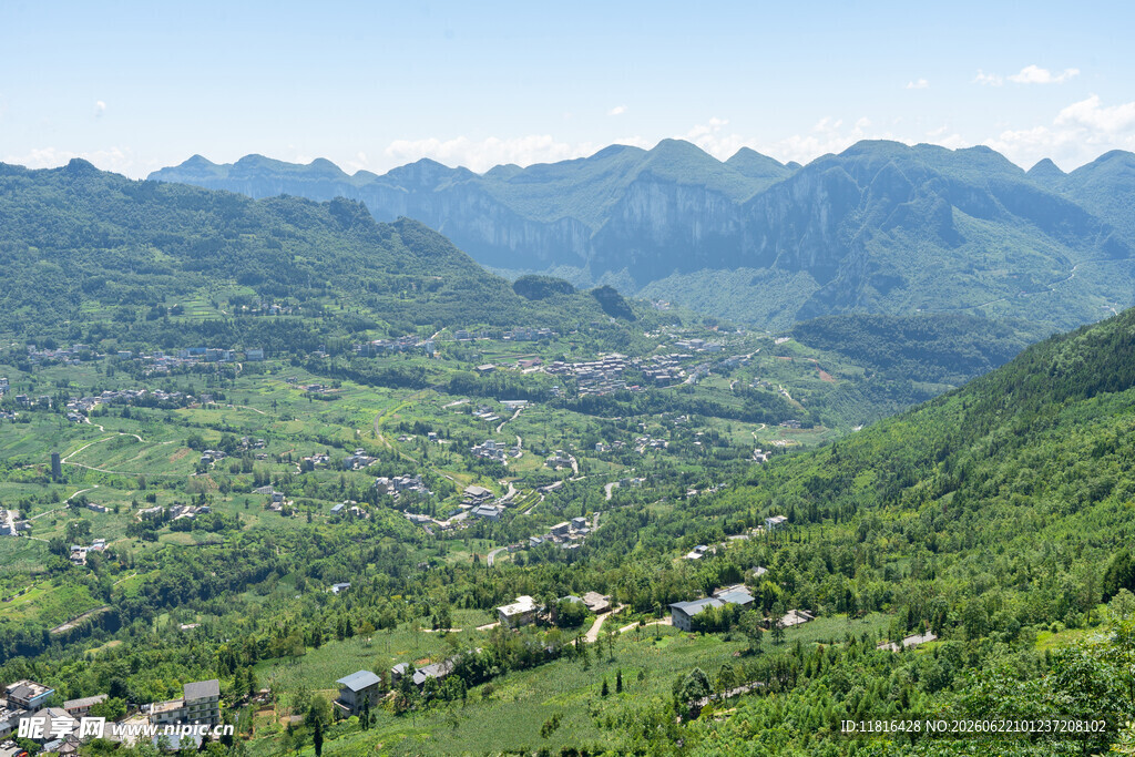 山间绿野村落美景