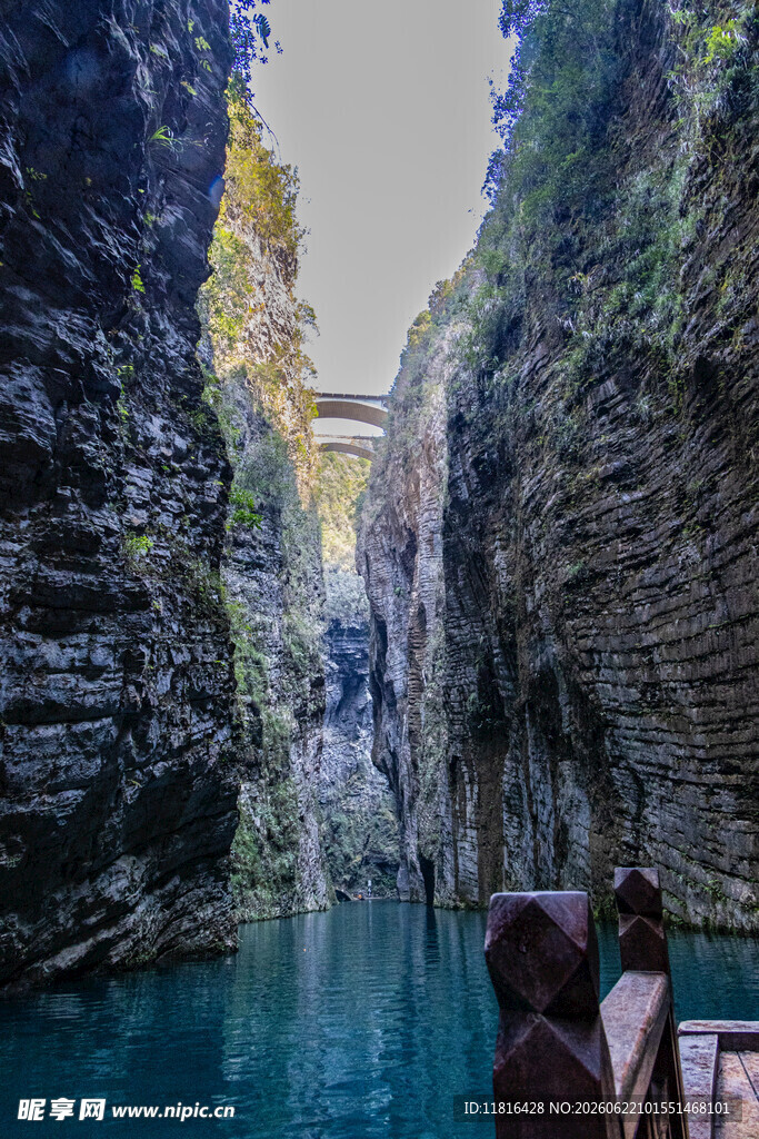 峡谷碧水间的木桥景观