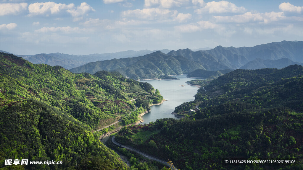 青山绿水间的秀丽河谷