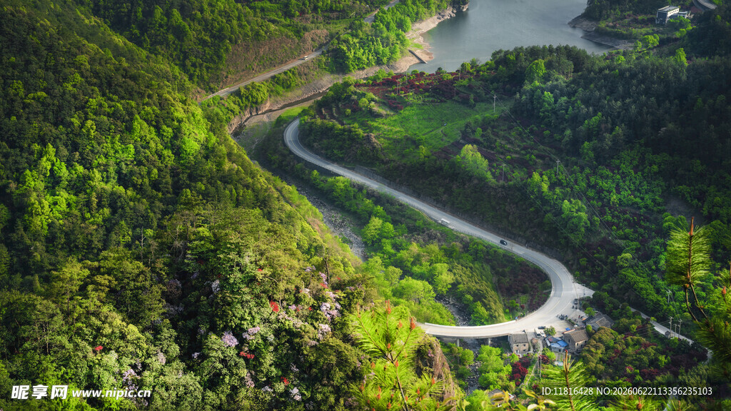 山间蜿蜒公路与葱郁景致