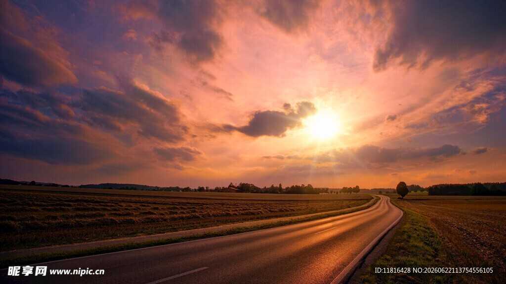 夕阳下的公路美景