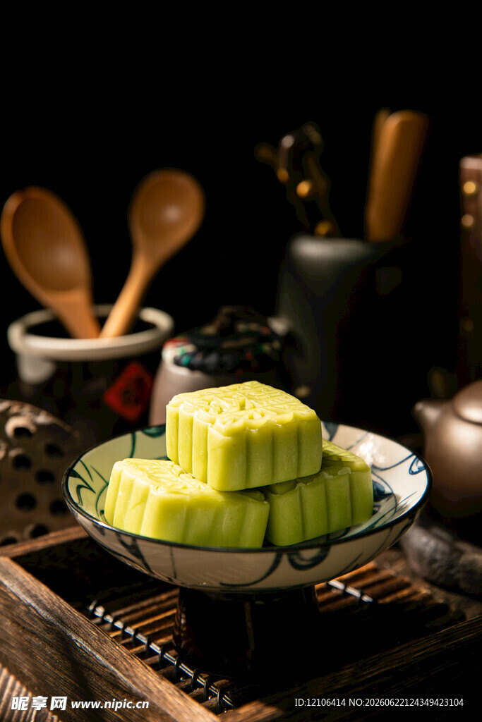 精致摆盘的美味绿豆糕点