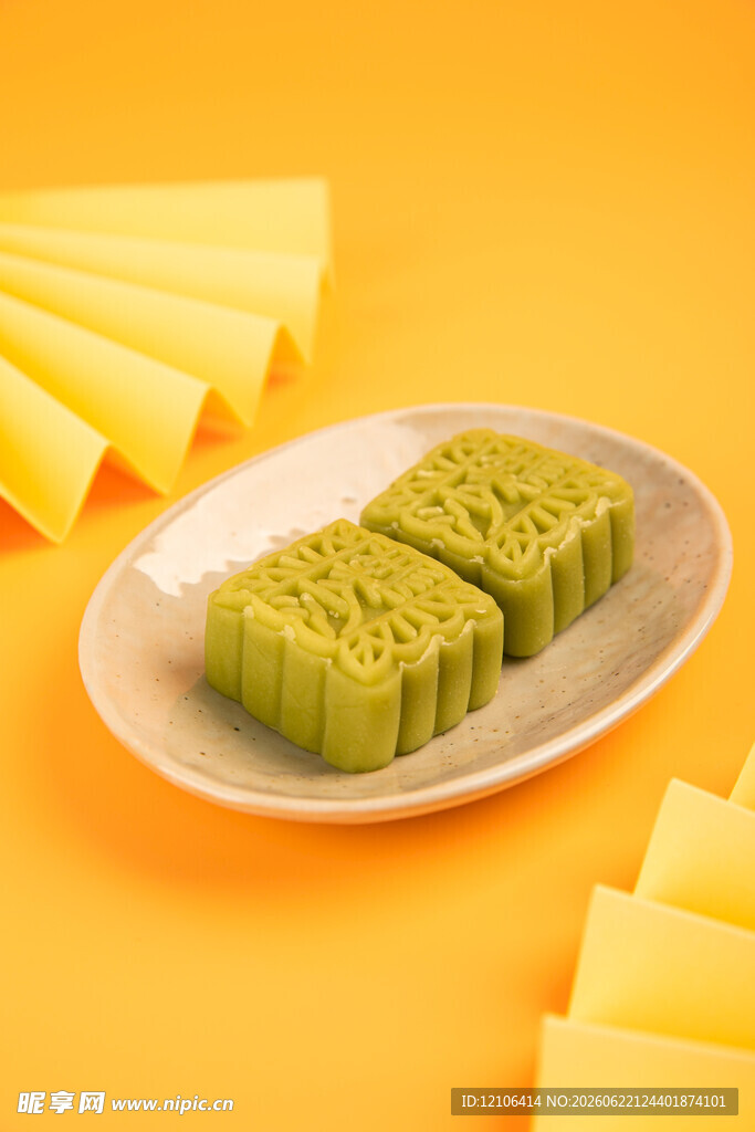 绿豆糕点摆放在盘中