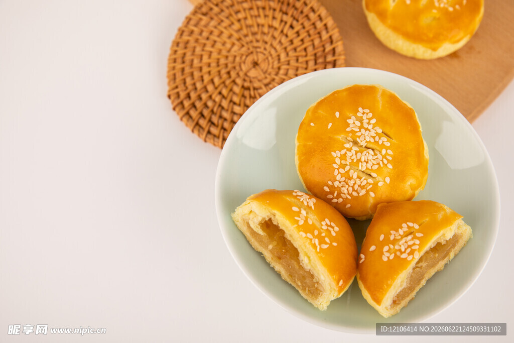 美味中式糕点老婆饼摆放在盘中