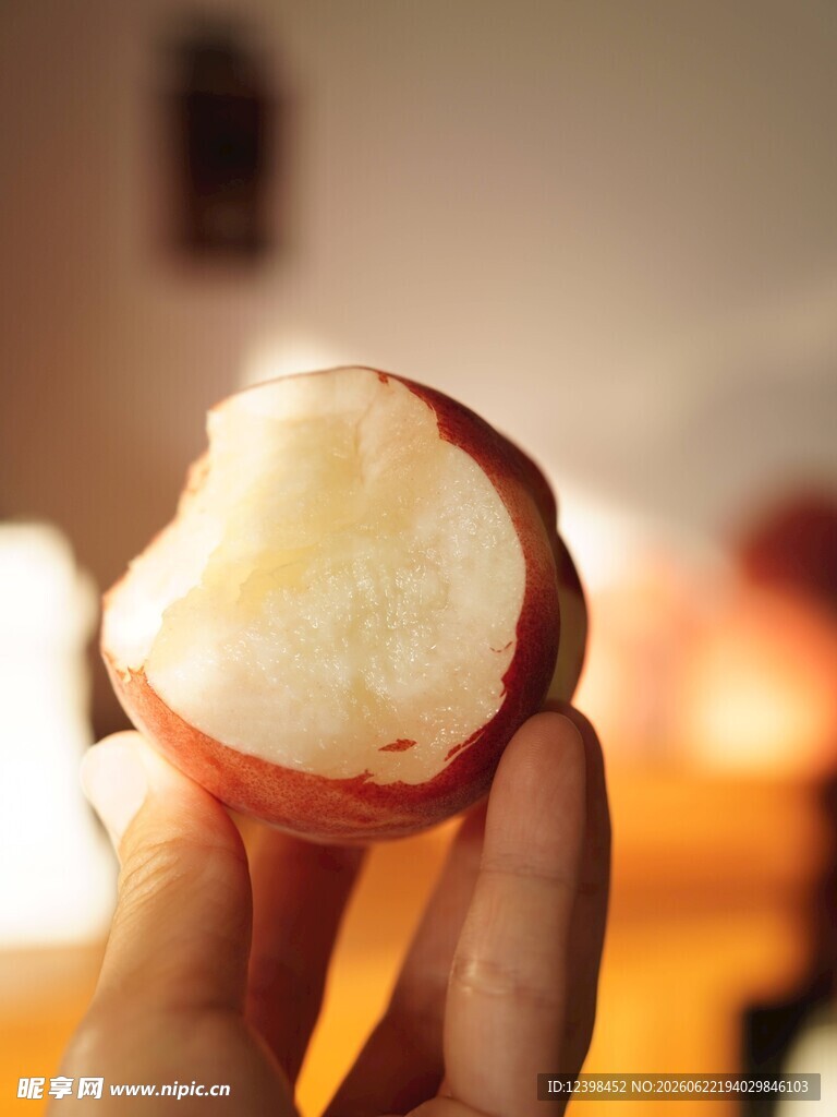 手拿咬过的桃子特写