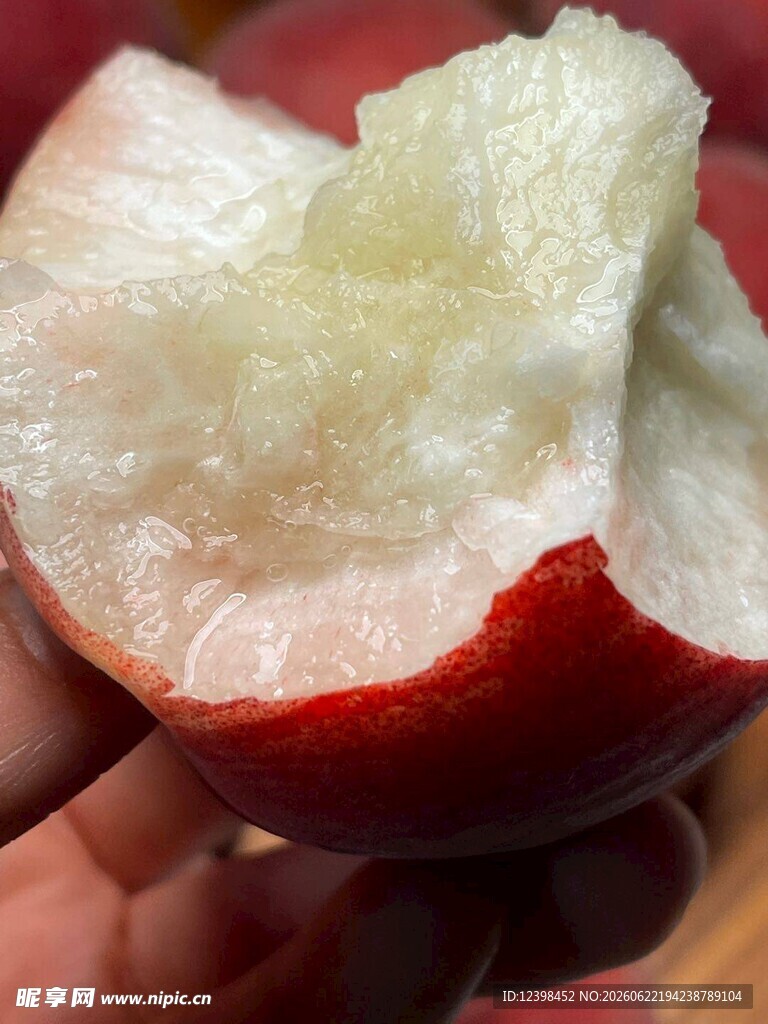 咬过的红苹果果肉特写