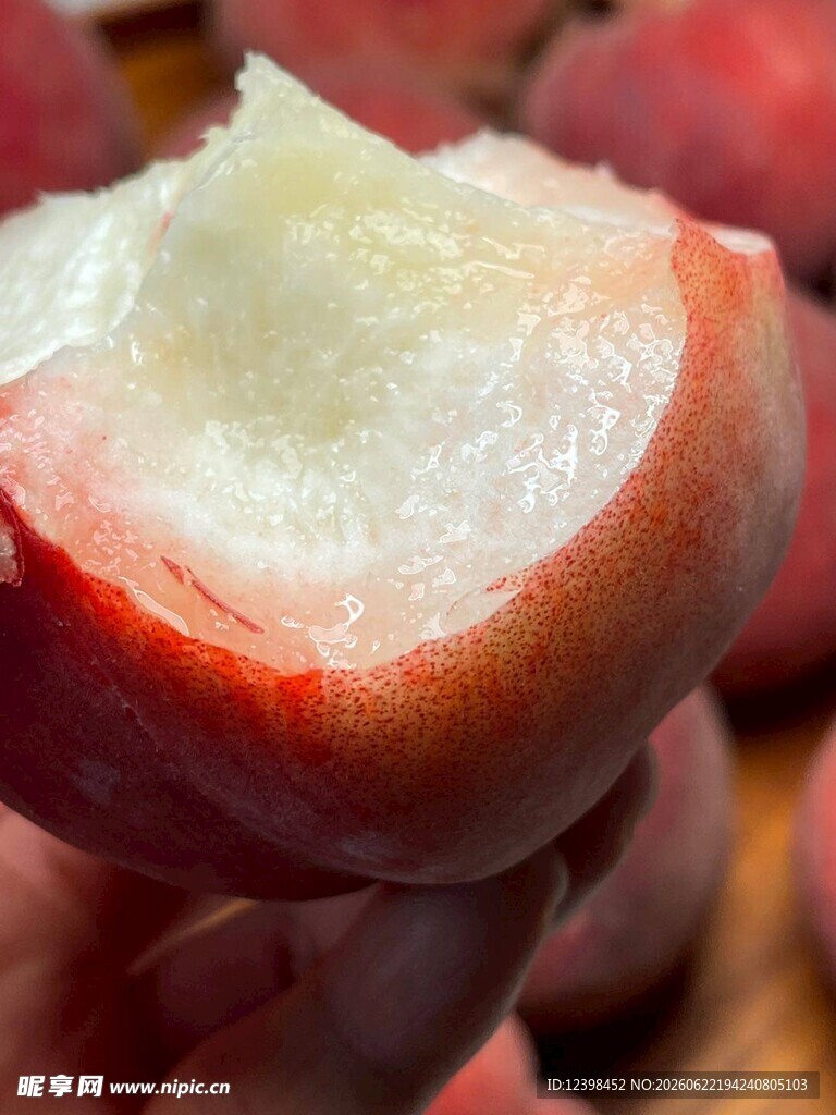 咬过的鲜嫩水蜜桃果肉