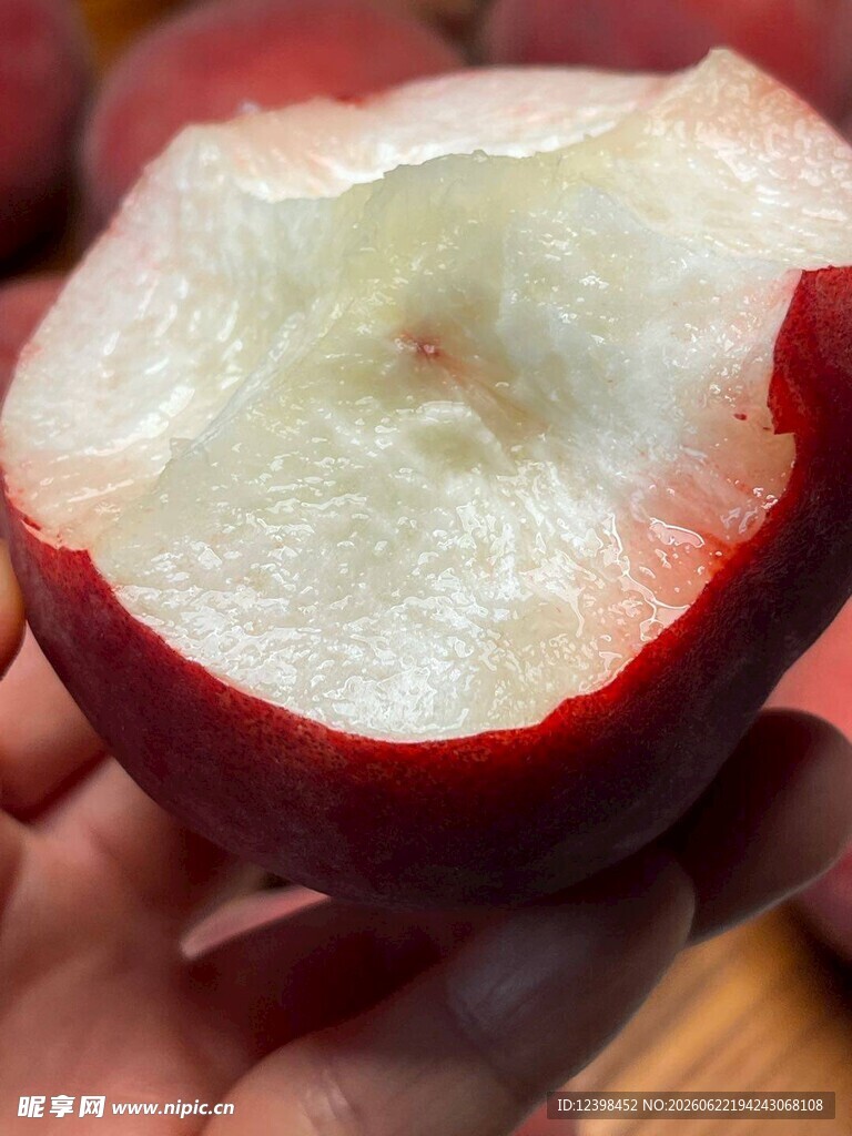 咬过的红苹果特写