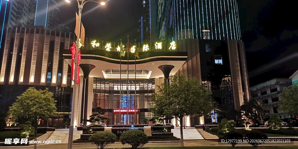 夜晚繁华的商业建筑外观