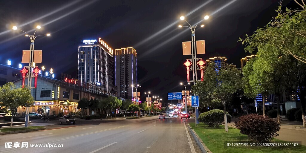 城市夜景中的璀璨街道
