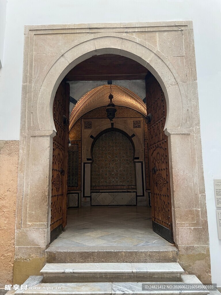 拱形门洞建筑内部景象
