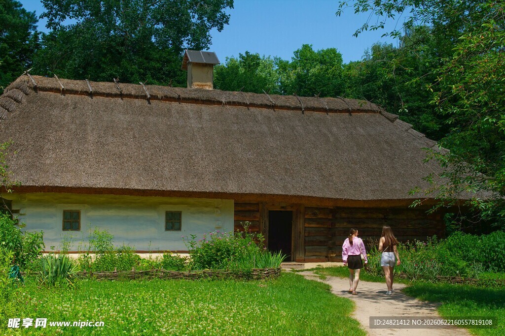 乡村茅草屋前的温馨场景