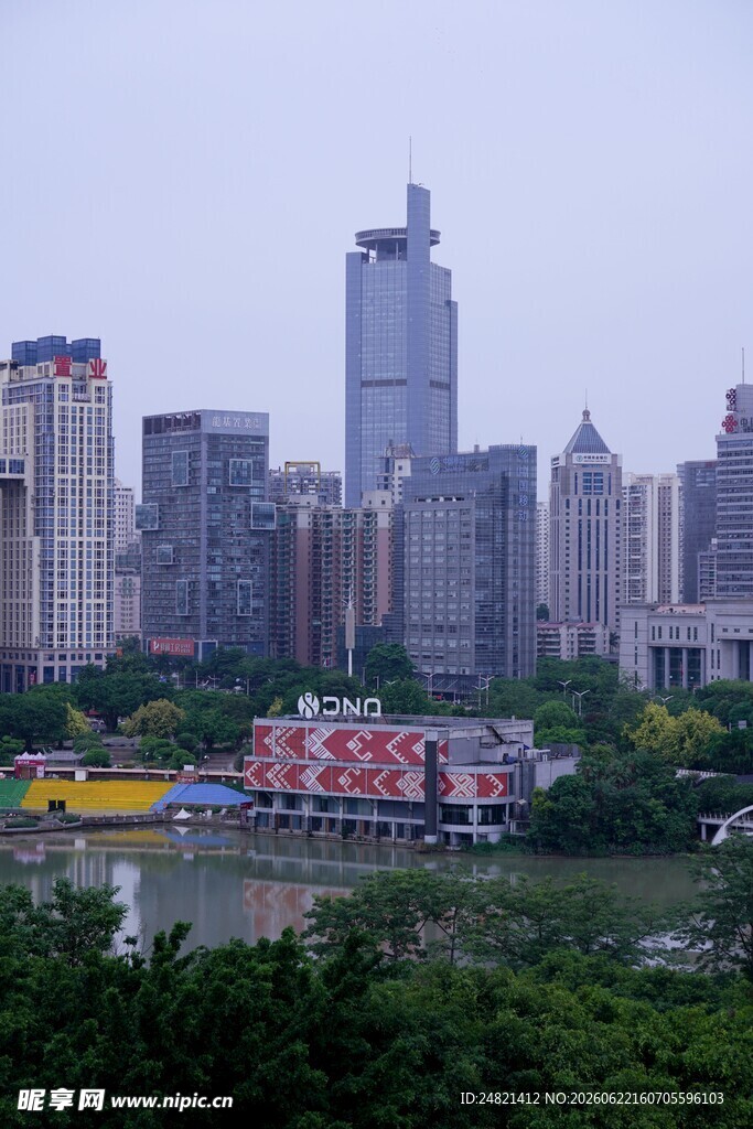 城市河畔高楼景观